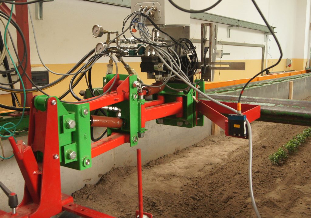 Mechanizm prowadząco-kopiującym sekcji pielącej